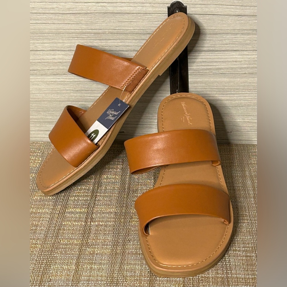Universal Threads Women’s Dora foot-bed sandals Congac